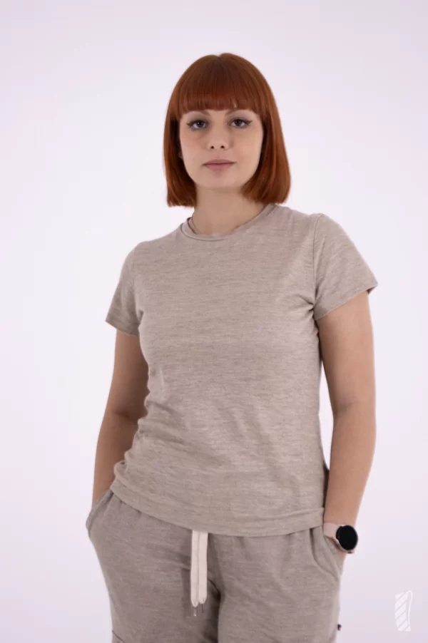 T-shirt girocollo slim-fit in canapa tessile naturale fronte donna