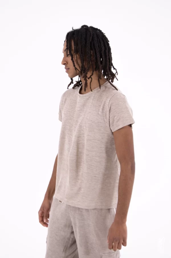 T-shirt girocollo slim-fit in canapa tessile naturale profilo laterale uomo