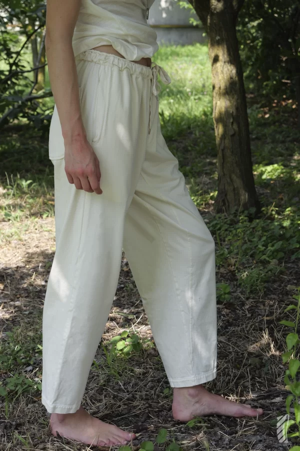 Pantalone essenziale in cotone contamination-free greggio, laterale donna