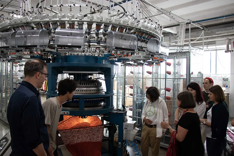 Gio Mocchi talks about the functioning of a double needle loom during the first open day on 10 June 2023 organized at the La Methode laboratory