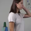 T-shirt girocollo slim-fit in canapa sbiancata profilo donna